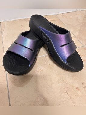 OOFOS Women’s Size 5 Iridescent Purple-Blue Slide Sandals recovery washable